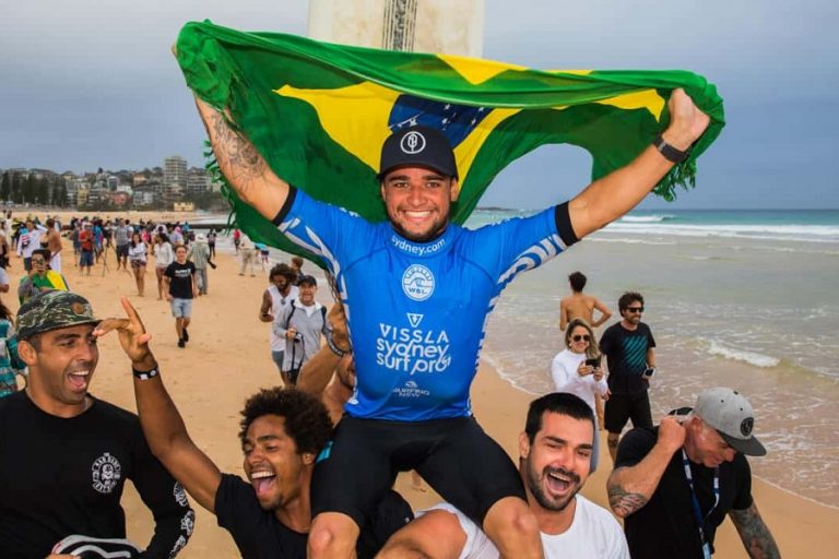 Surfista Deivid Silva marca presença em loja nesta quinta