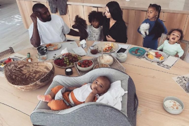 Kim Kardashian mostra foto de café-da-manhã em família; “Loucura Matinal”
