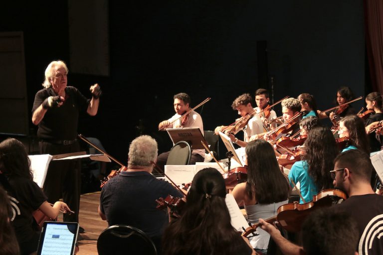 Maestro João Carlos Martins se apresenta hoje em Aquiraz