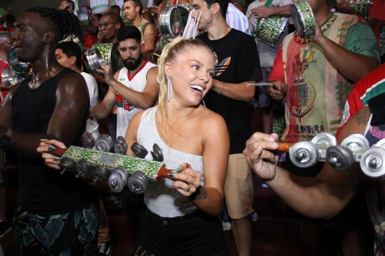 Luísa Sonza mostra samba no pé ao ser apresentada como musa da Grande Rio