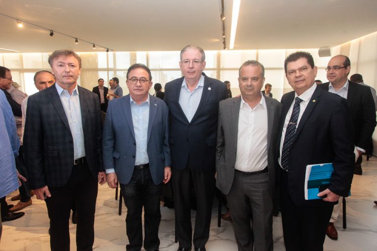 FIEC recebe Rogério Simonetti em palestra para convidados