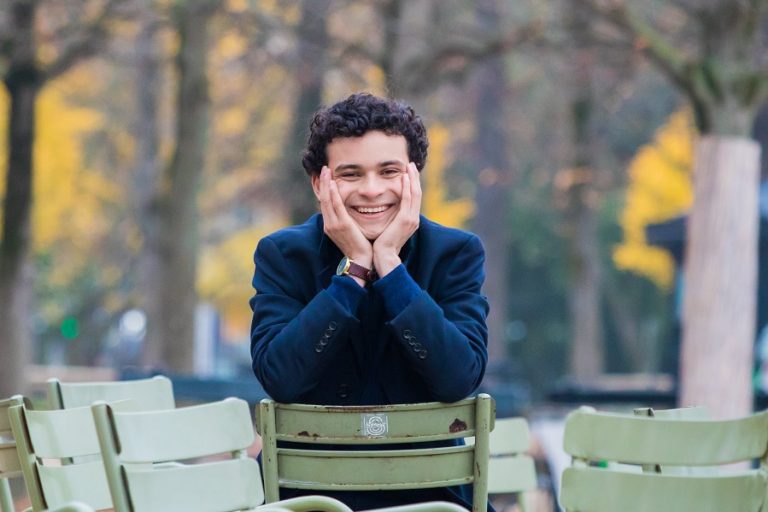 Max Petterson tira férias de Paris e apresenta stand-up em Fortaleza