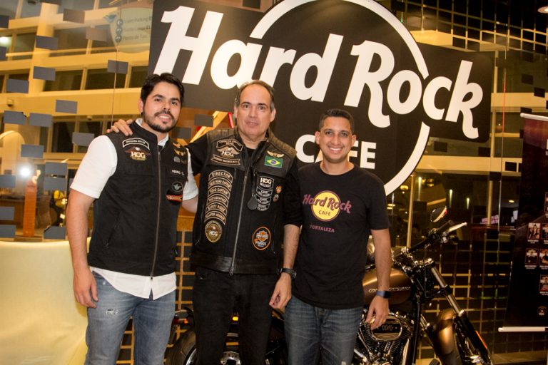 Hard Rock Cafe comemora aniversário de Elvis Presley com show cover
