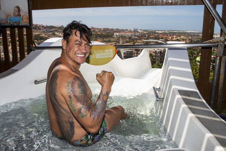 Popó se aventura nas atrações do Beach Park