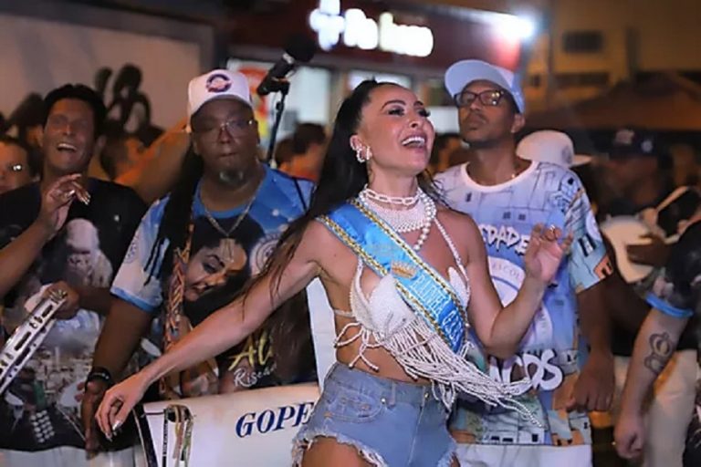 Começou o carnaval! Sabrina Sato é coroada Rainha de escola de samba