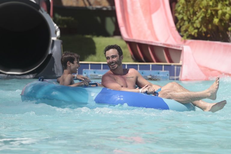 Ator Thiago Rodrigues conversa com nossa equipe em dia de folga no Beach Park