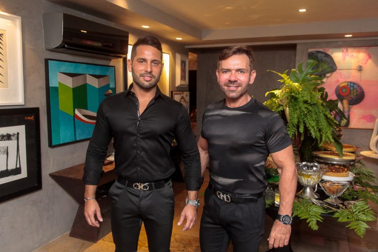 Veri Bessa comemora novo ano em grande estilo com amigos