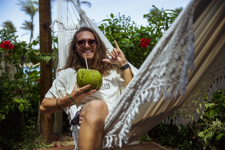 Vitor Kley se apresenta neste sábado no Beach Park