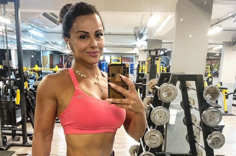 Viviane Araújo posta foto em preparativos para Carnaval