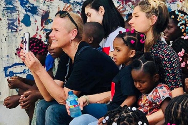 Xuxa e Sasha visitam comunidade na Angola