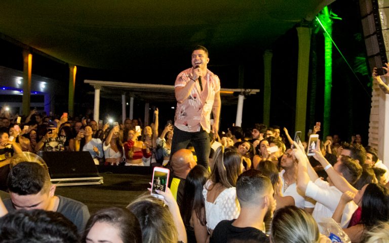 Ávine de Férias recebe convidados para show na Sunrise Beach Club