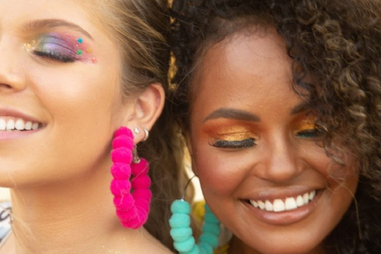Confira dicas de makes para curtir o Carnaval com muito brilho e cor
