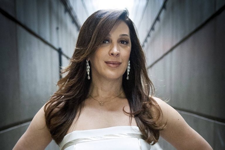 Claudia Raia posa nua para amigo e compartilha clique; confira