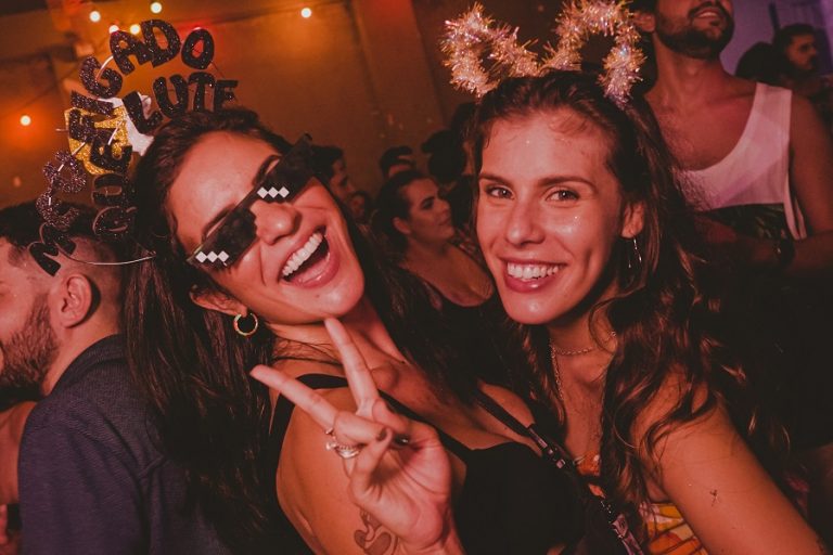 Pré-Carnaval Arena de Iracema recebe blocos Glitter e Hipster neste sábado