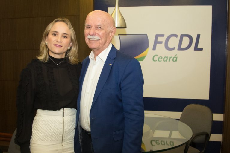 Fernanda Pacobahyba palestra sobre trabalho da Sefaz em reunião da diretoria FCDL