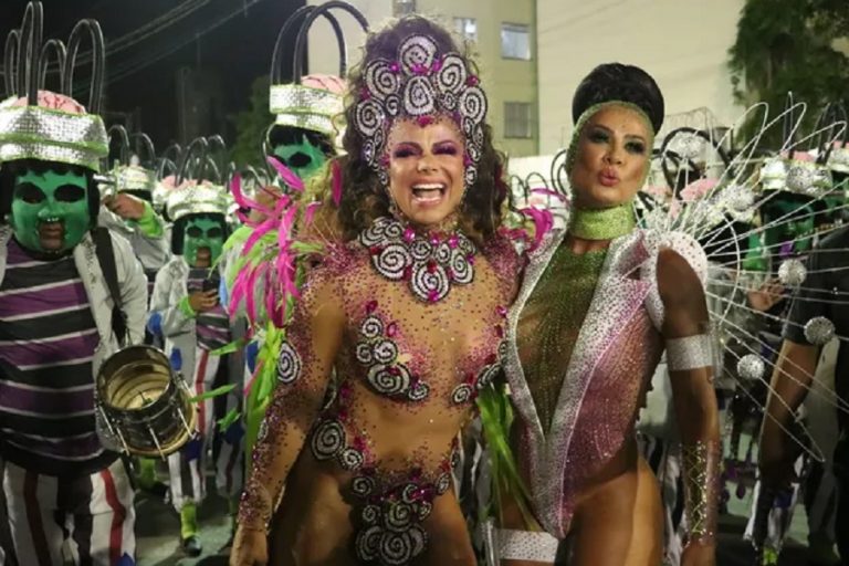 Encontro de musas: Viviane Araújo e Scheila Carvalho desfilam juntas no carnaval