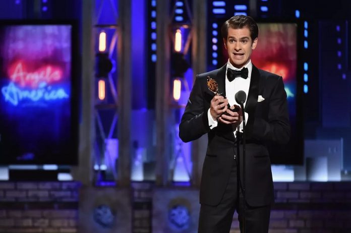 Andrew Garfield Recebe Tony Em 2018