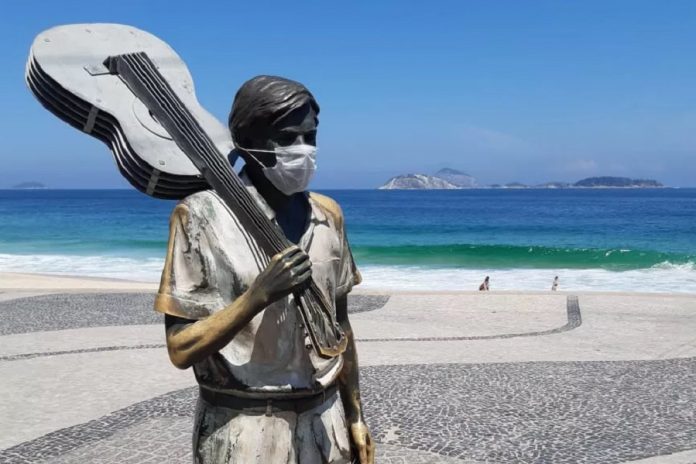 Estatua De Tom Jobim Com Máscara