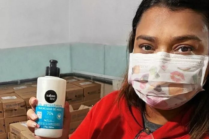 Preta Gil Doa álcool Em Gel Na Rocinha