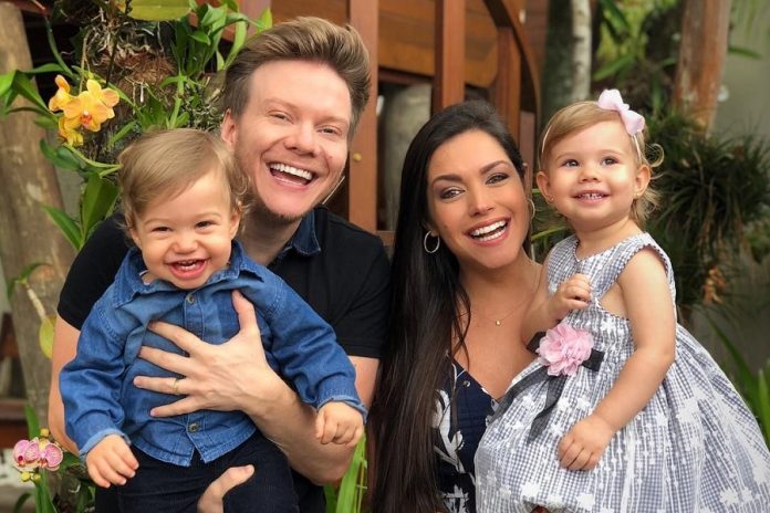 Thais Fersoza E Família