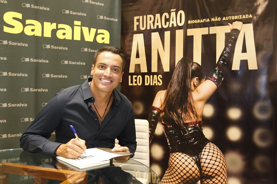 Léo Dias Autografa Cópia De Seu Livro Sobre Anitta
