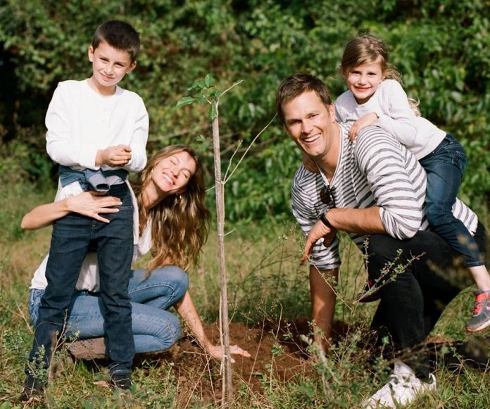 Gisele Bundchen Planta árvores Com Família