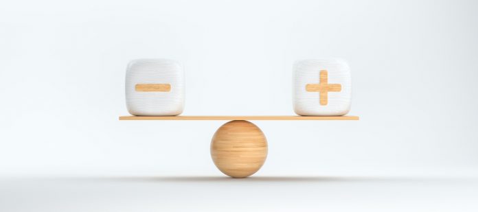 Wooden Scale Balancing Cubes With Plus And Minus Arguments