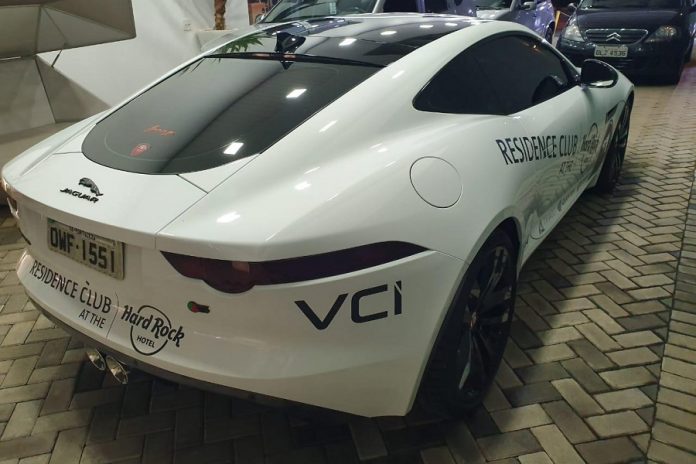 Carro Da Marca Jaguar Usado No Lançamento Do Programa Férias De Rock Star
