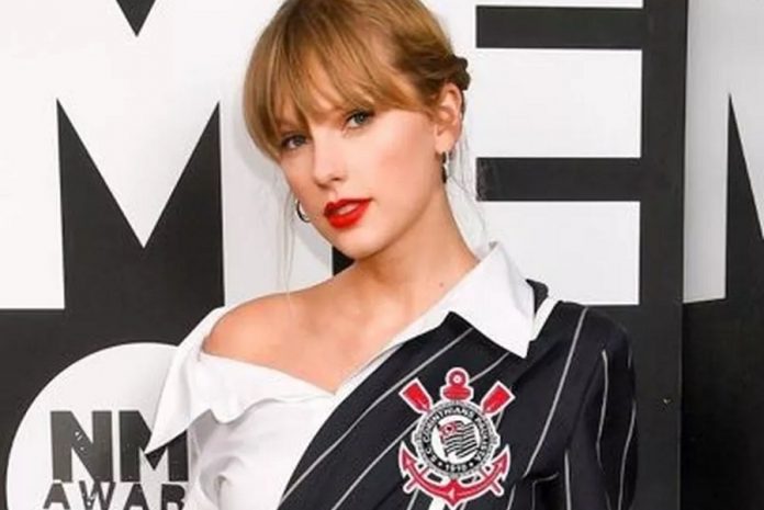 Taylor Swift Em Monatgem Com Camisa Corintiana