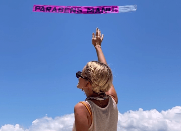 Manu Gavassi recebe parabéns em faixa acomplada em avião
