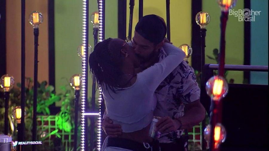 Karol Conká E Bil Araújo Se Beijam No BBB