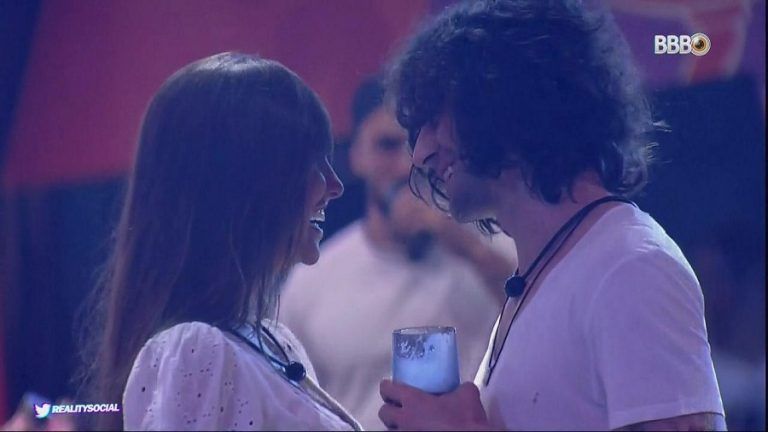 Thaís Braz E Fiuk Protagonizaram Primeiro Beijo Do BBB 21