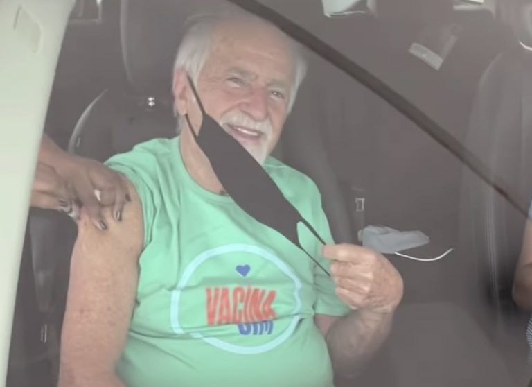 Ary Fontoura recebe vacina da covid-19