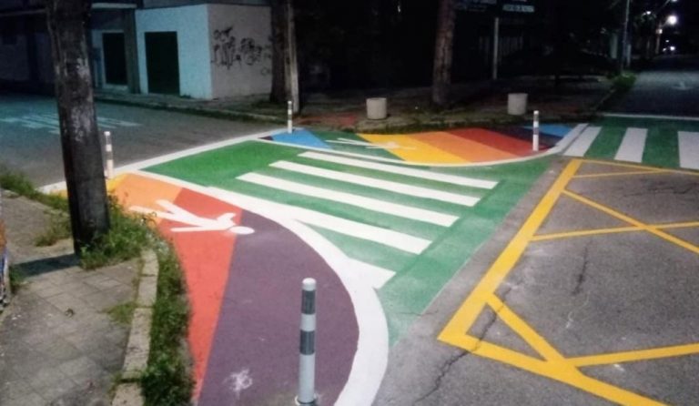 Faixa De Pedestre Nas Cores Do Arco íris