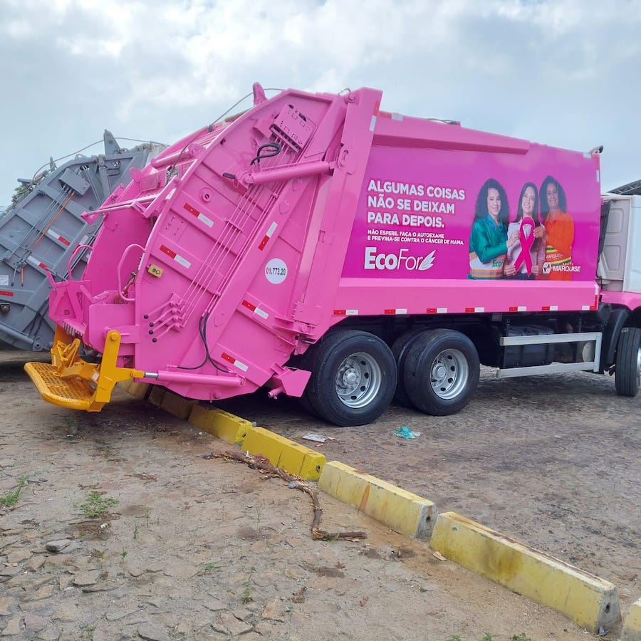 Caminhão rosa na cidade 