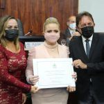 Amanda Arruda Recebe Homenagem Das Mãos Dos Vereadores Ana Paula E Adahil Junior