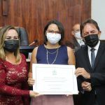 Carolina Crisostomo Recebe Homenagem Das Mãos Dos Vereadores Ana Paula E Adahil Junior_