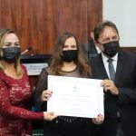 Mirna Crispim Recebe Homenagem Das Mãos Dos Vereadores Ana Paula E Adahil Junior