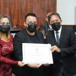 Roberto Alves Recebe Homenagem Das Mãos Dos Vereadores Ana Paula E Adahil Junior