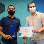 Vencedor Da Categoria Texto Jornal O Otimista Jornalista Glauber Sobral Recebe Premio De Rafael Mesquita