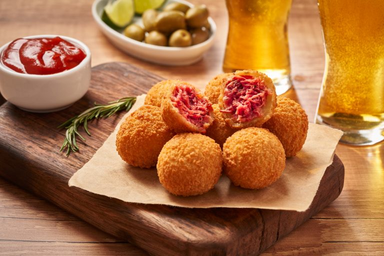 Pickers _ Bolinho De Mandioca Com Carne Curada _ Ambientada