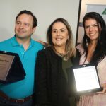 Igor Barroso E Aline Ferreira Recebem De Abna Lúcia Texeira Placa De Reconhecimento