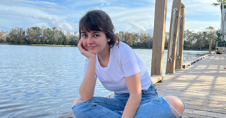 Klara Castanho percorre 130 km a pé até Aparecida