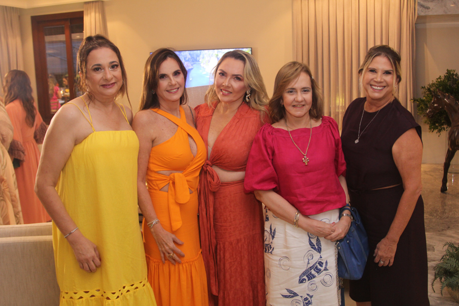 Adriana Queiroz comemora aniversário com família e amigos nesta sexta