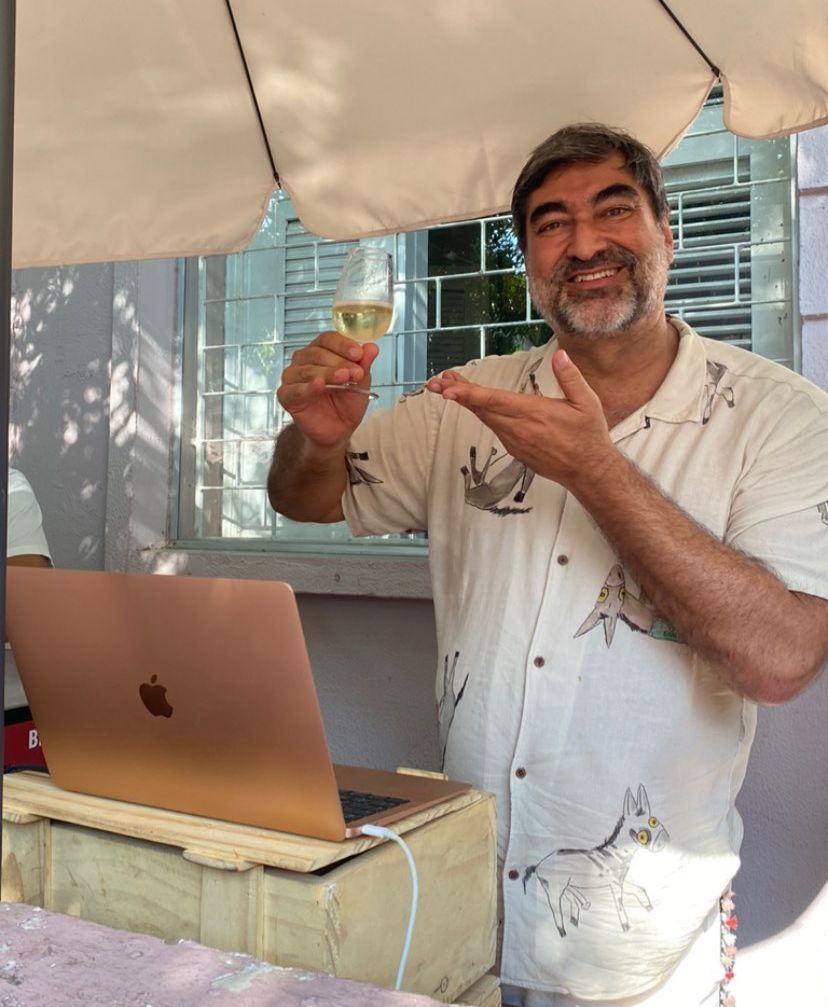 Zeca Camargo viraliza nas redes sociais após performance como DJ em bar