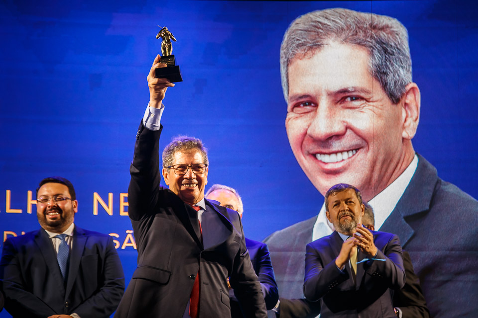 CDL entrega Troféu Iracema de Lojista do Ano a Serverino Ramalho Neto
