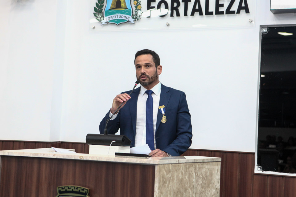 Conselheiro da ARCE Rafael Sá recebe Medalha Boticário Ferreira da