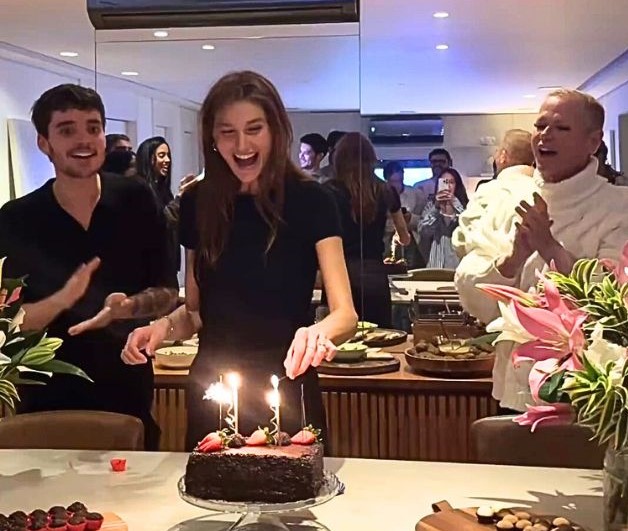 ESTHER NOTICIAS   Sasha Aniversario Com Joao E Xuxa