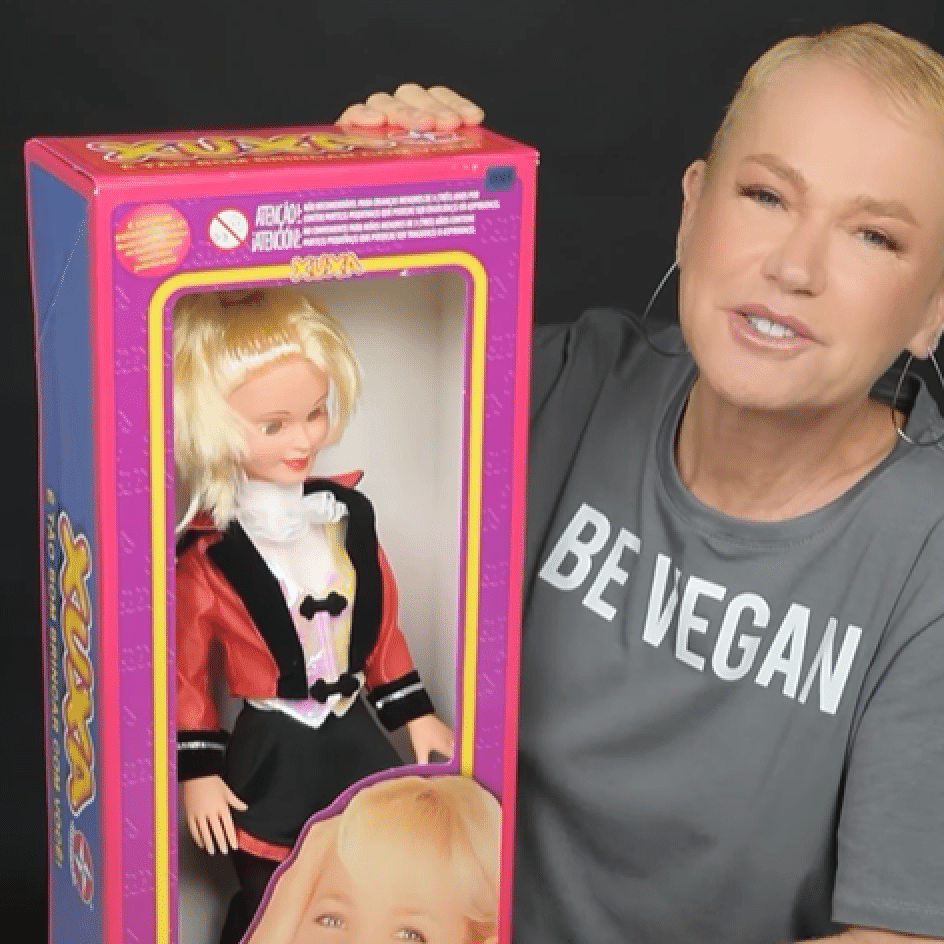 Xuxa Meneghel Posa Ao Lado Da Nova Versao De Sua Boneca 1727454839522_v2_1x1