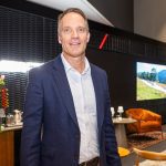 CEO Mercedes Benz Ronal Koning Visita Newland 9126